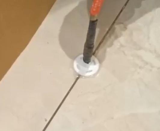 叶集瓷砖空鼓维修公司专业解答瓷砖在铺贴过程中，如果没有涂抹均匀到位的粘结材料（如水泥砂浆或瓷砖胶），可能会导致以下问题